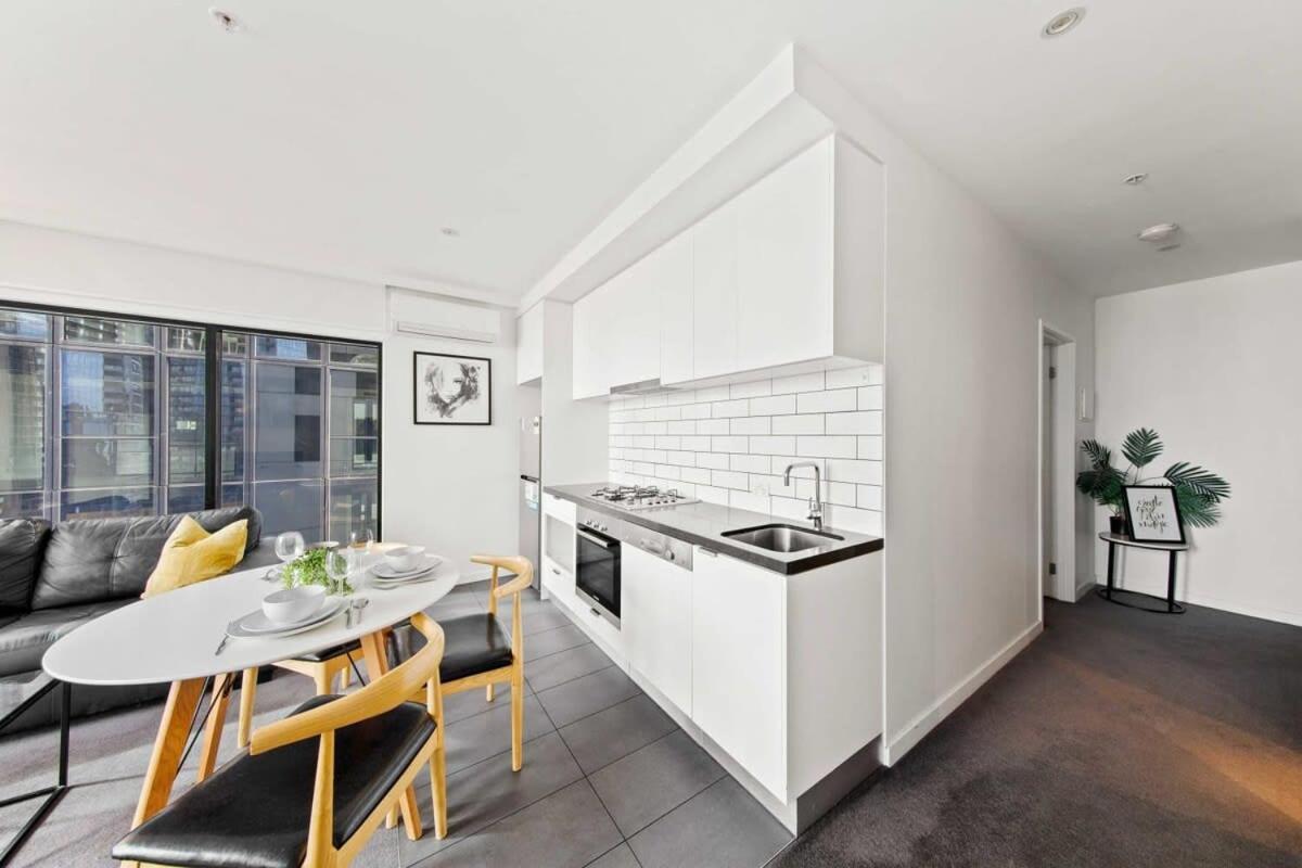 A Modern & Spacious 2br Views Southbank Apartment