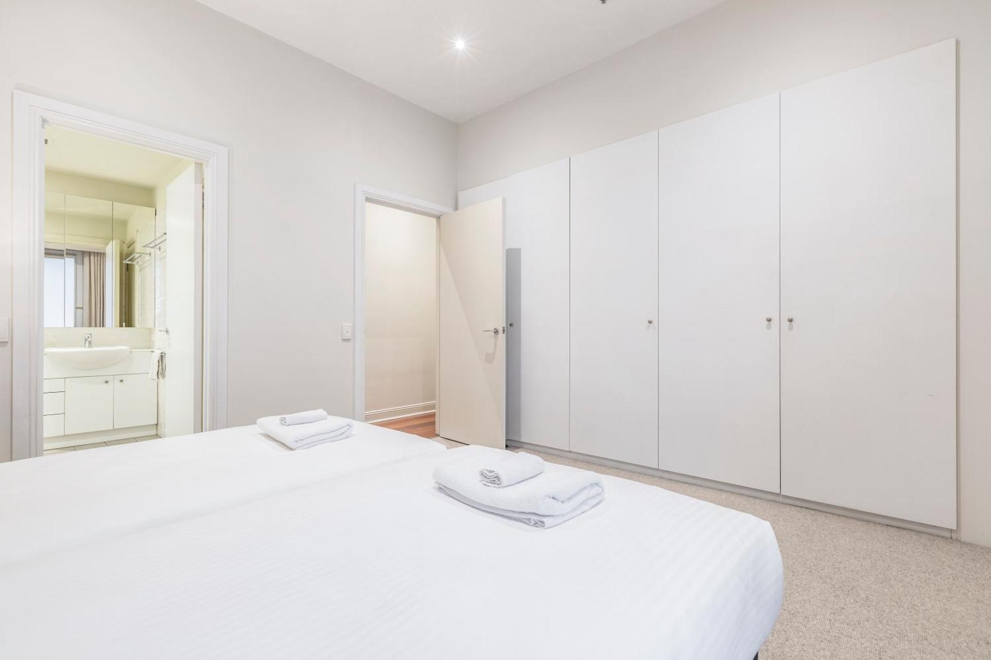 Fabulous Collins Street Luxury 2 Bedroom Apartment *