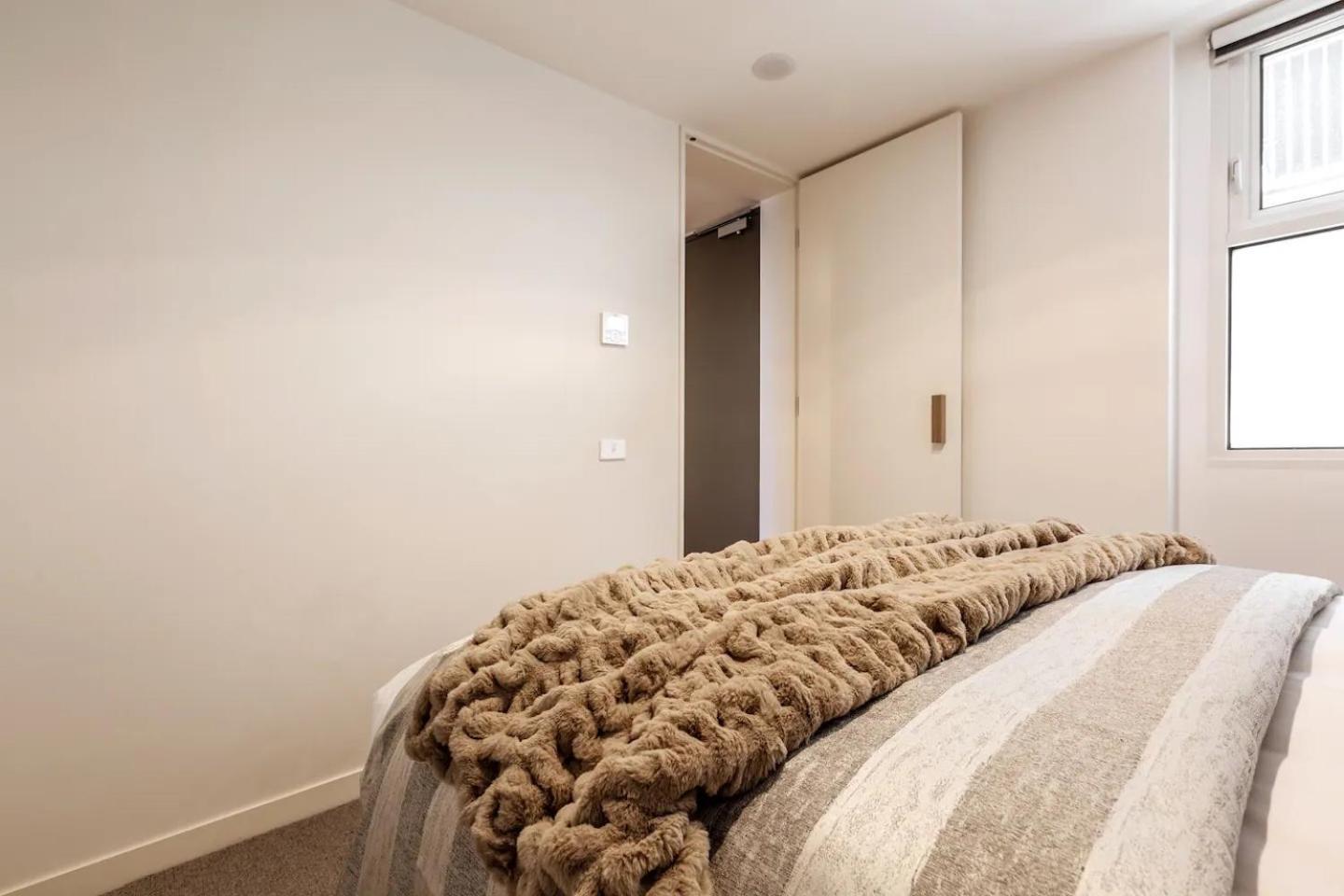 Casa ~ Designer 3br Apt~2car~perfect Getaway Melbourne