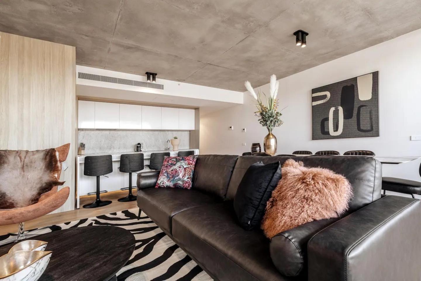 Casa ~ Designer 3br Apt~2car~perfect Getaway Melbourne