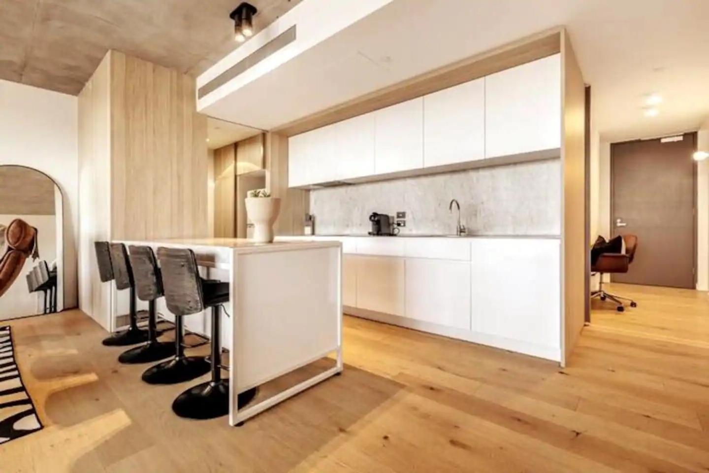 Casa ~ Designer 3br Apt~2car~perfect Getaway * Melbourne