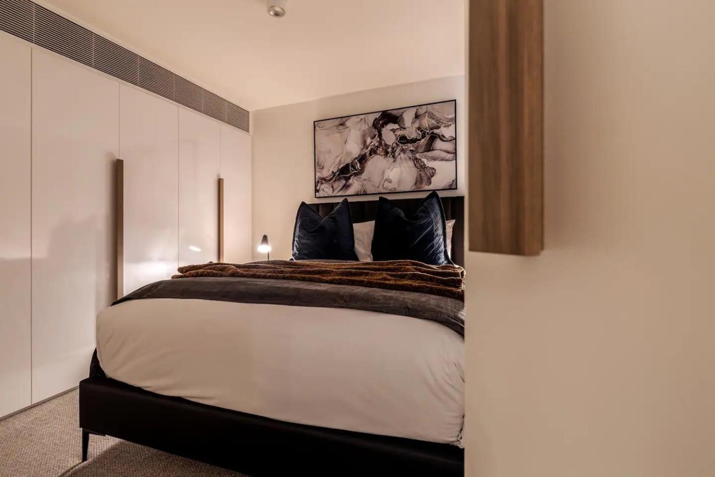 Apartment Casa ~ Designer 3br Apt~2car~perfect Getaway Melbourne