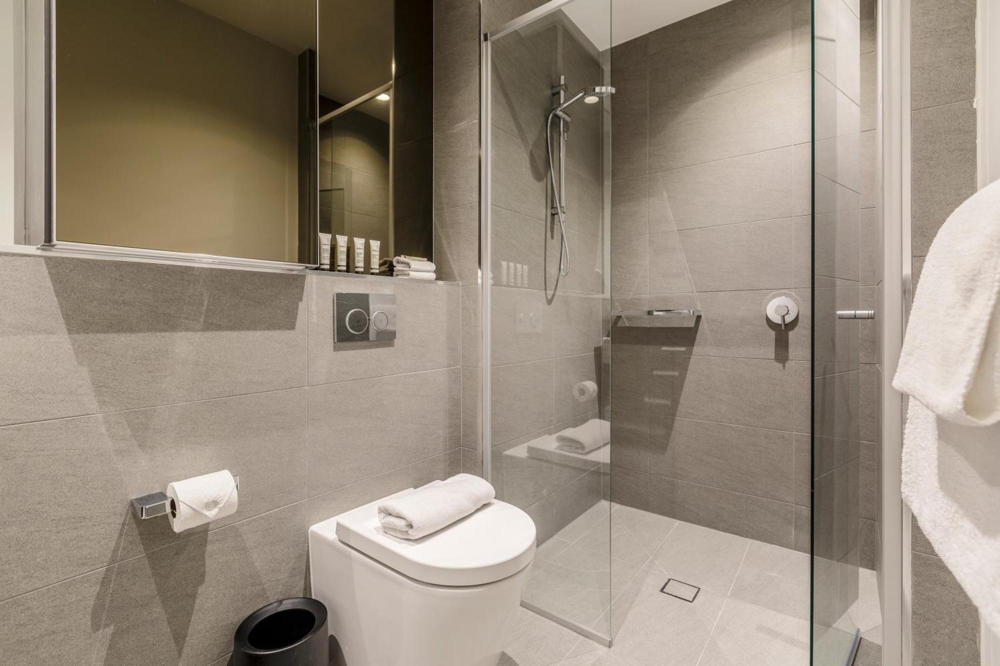 West Side Boutique 1br Near Shopping Precinct!