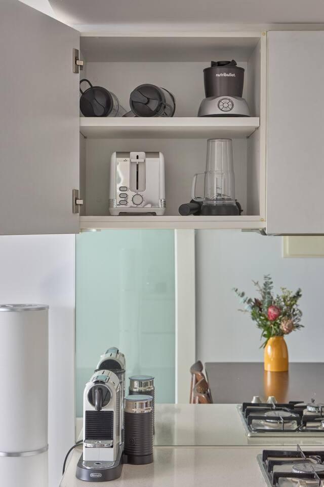 'south Yarra Skyline' A Mid-century Modern Apartment Melbourne