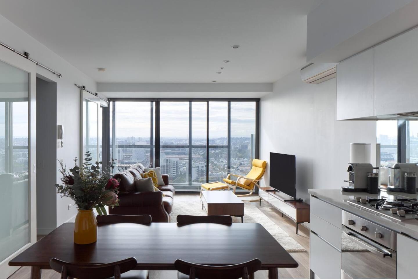 'south Yarra Skyline' A Mid-century Modern Apartment *