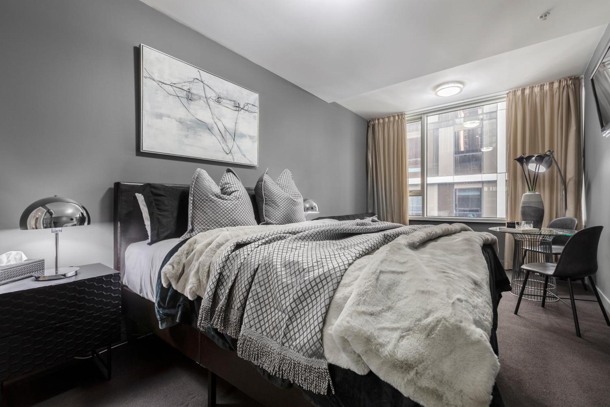 Moody & Charming Rm In Downtown Apartment