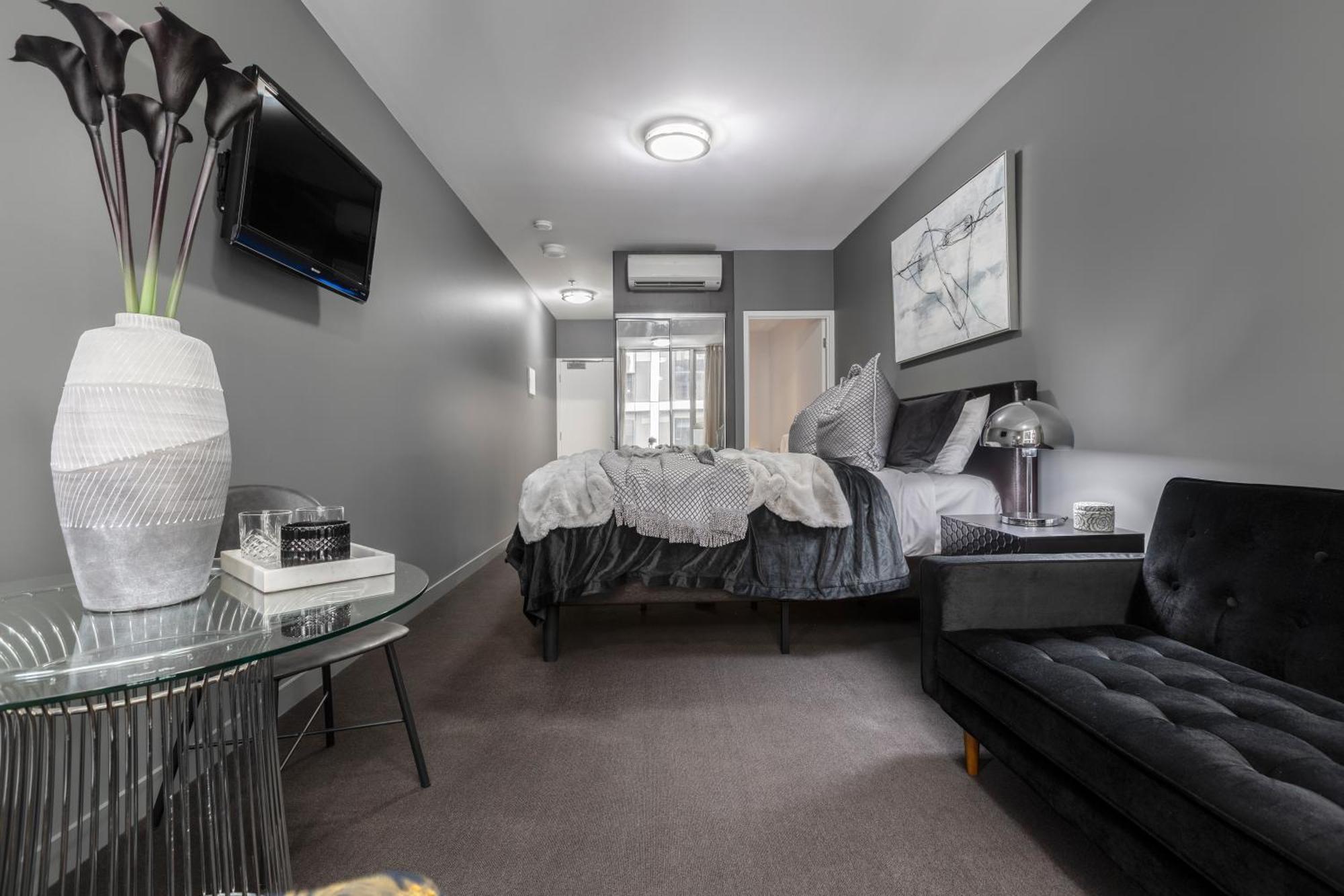 Moody & Charming Rm In Downtown Apartment