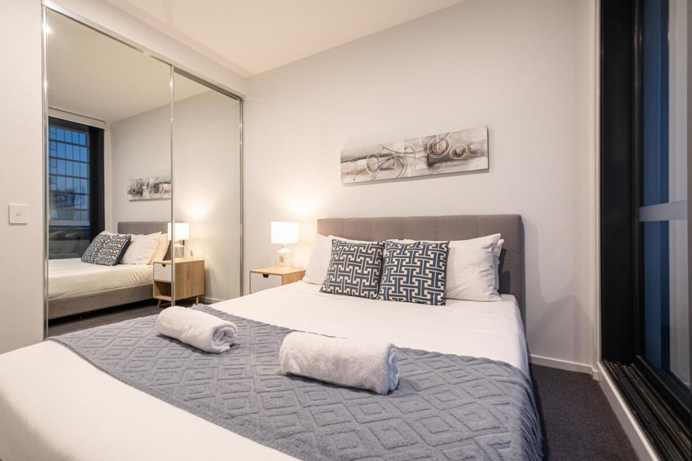 Pleasant &bright 2br2ba Footscray Pool * Melbourne