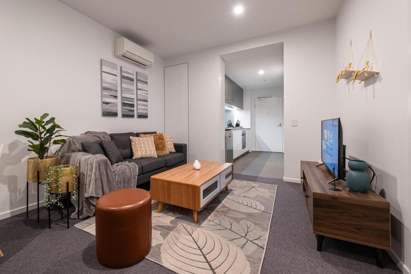Pleasant &bright 2br2ba Footscray Pool Apartment *