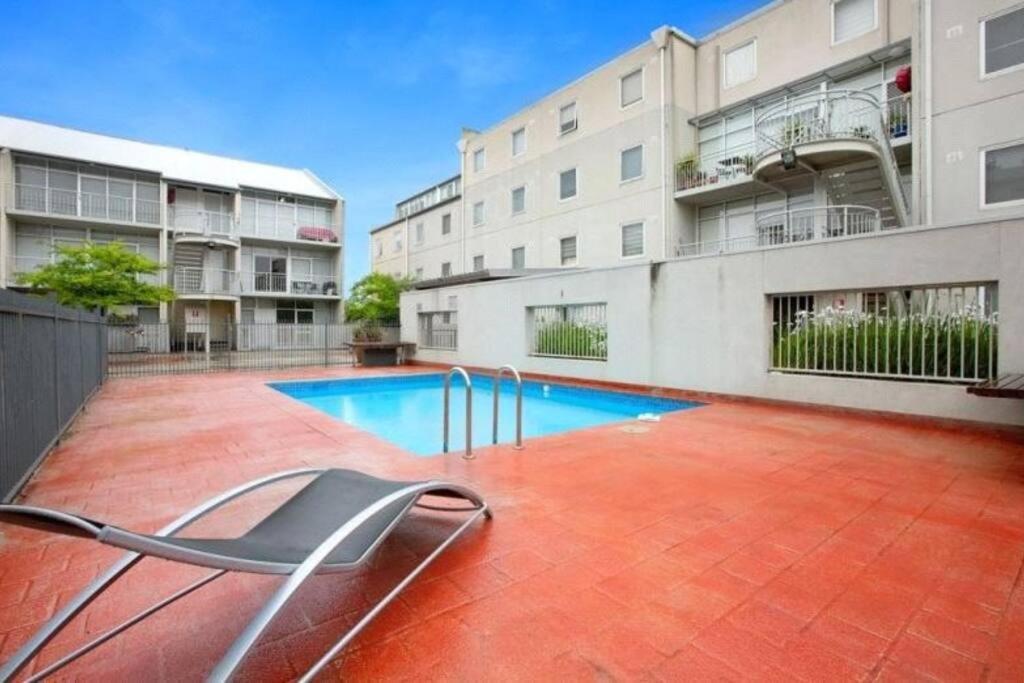 Lygon St Location And Liveability Pool And Gym Apartment