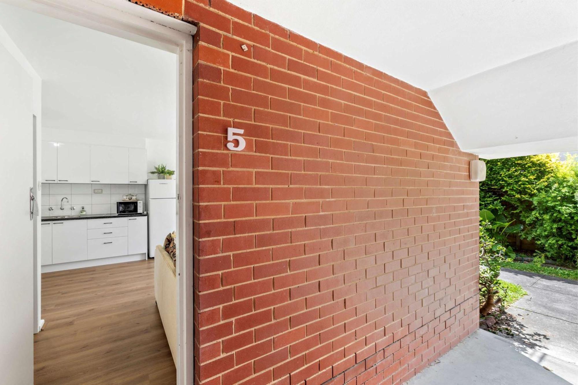 Spacious 1-bedroom With Car Space