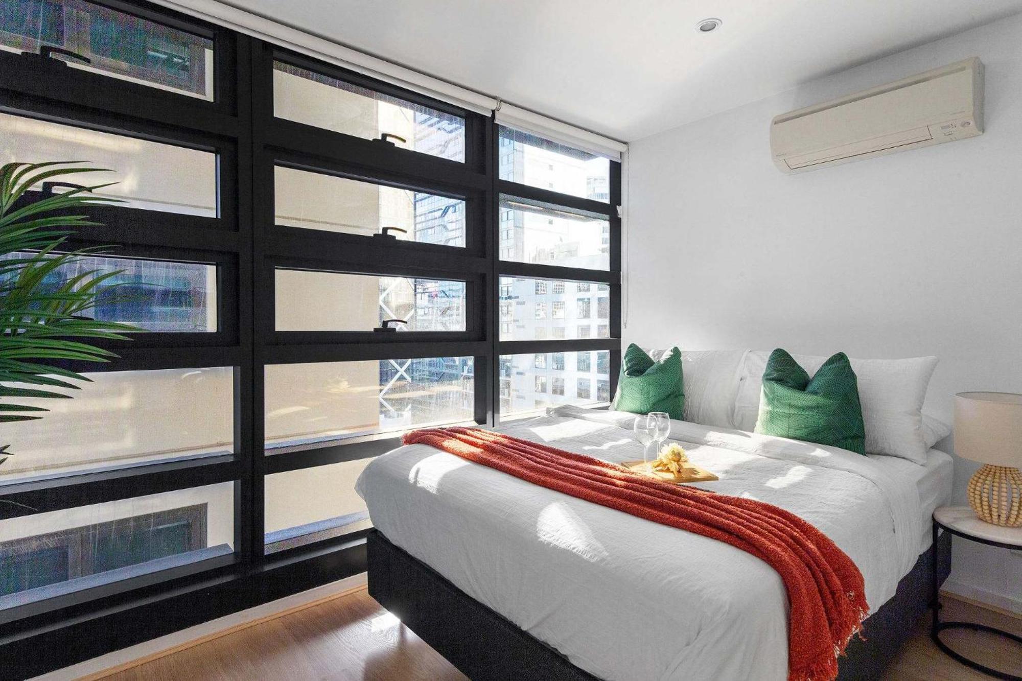 2br Next To With Views * Melbourne