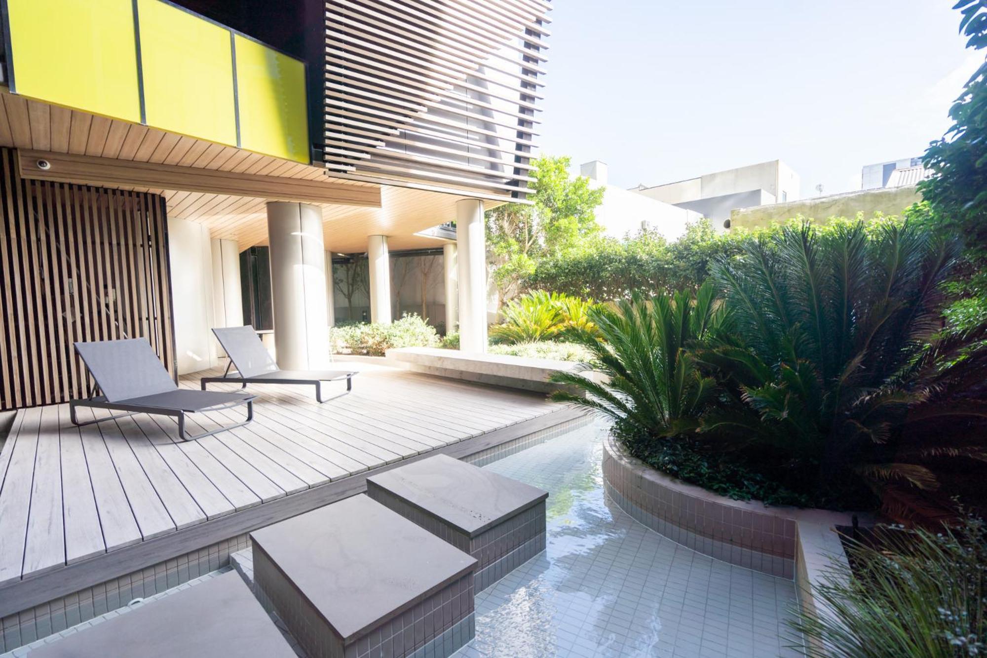 Gorgeous 1-bed With A Rooftop Pool