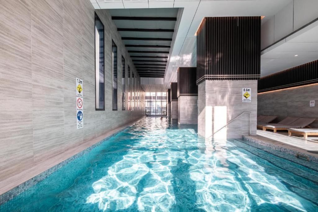 Cozy 2br In Cbd With Pool & Gym Melbourne