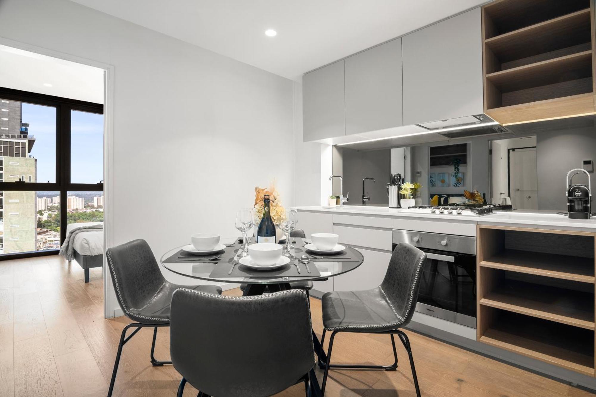 Cozy 2br In Cbd With Pool & Gym Apartment Melbourne