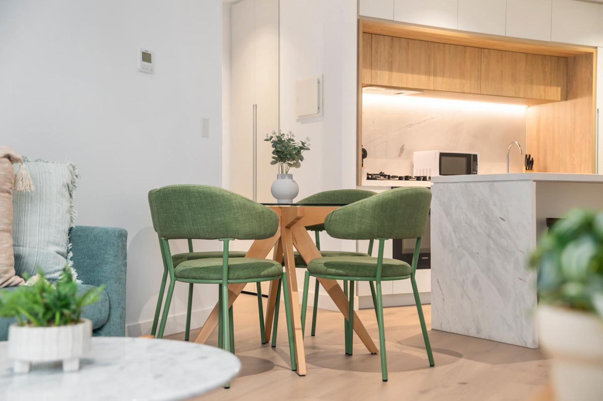 Modern 2br In Location With Balcony And Pool! Apartment *