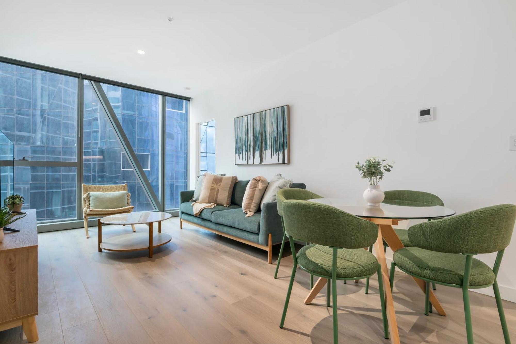 Modern 2br In Location With Balcony And Pool! * Melbourne