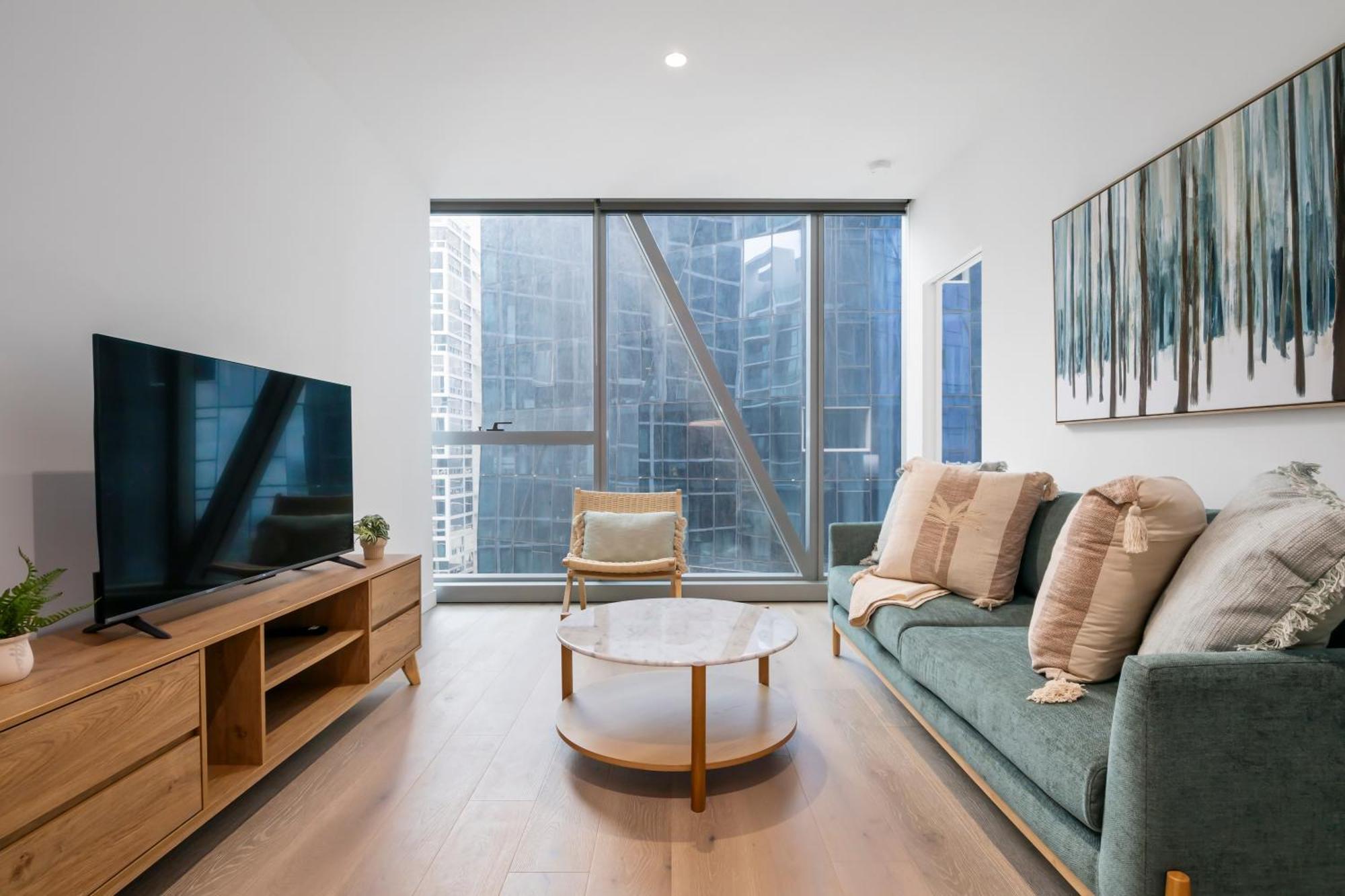 Modern 2br In Location With Balcony And Pool! Apartment
