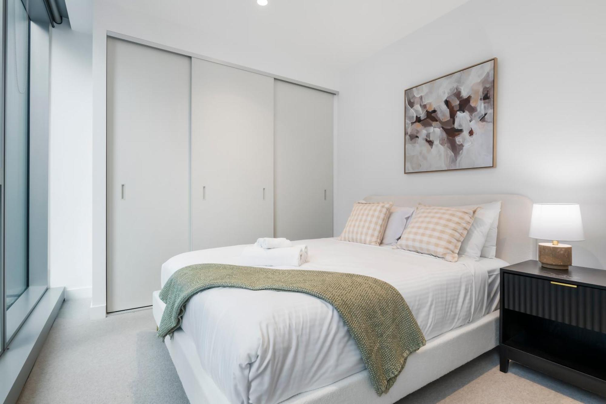Apartment Modern 2br In Location With Balcony And Pool!