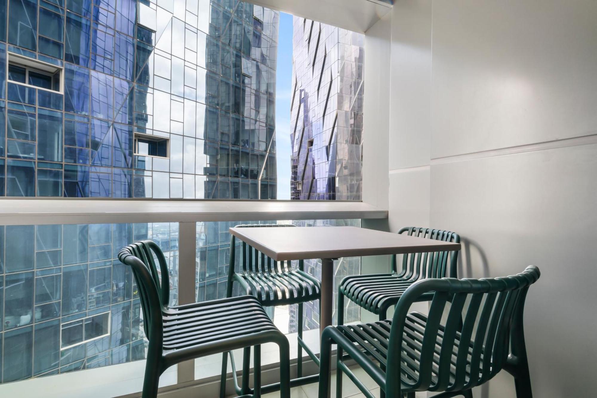 Modern 2br In Location With Balcony And Pool! Melbourne