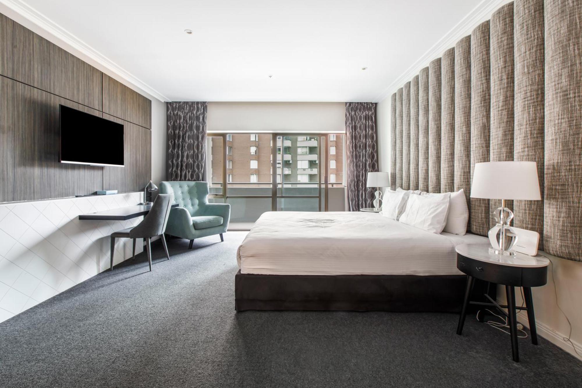 Modern Nomads Beautiful King With Indoor Pool & Balcony