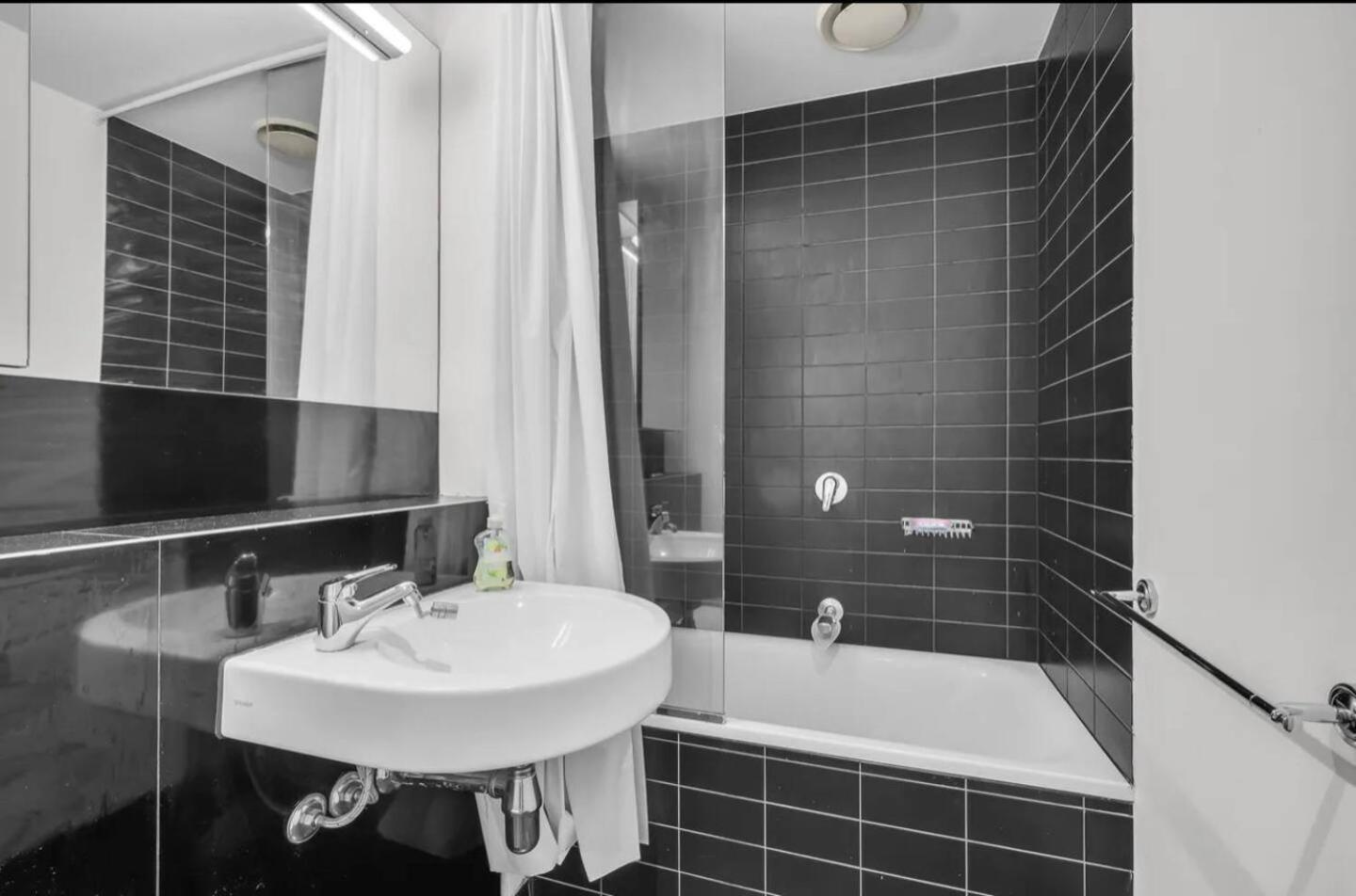 Homestay Private In The Heart Of 1 Min To Southern Cross Station Melbourne