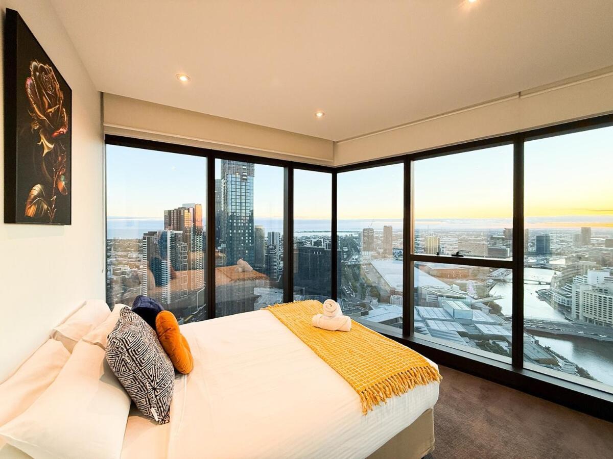 Exclusive Skyline Views 3br Opposite Crown Casino Apartment Melbourne