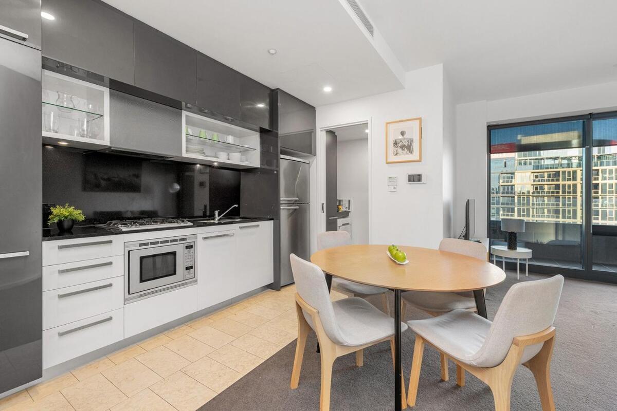 Apartment Riverside Living With Amazing Views Melbourne
