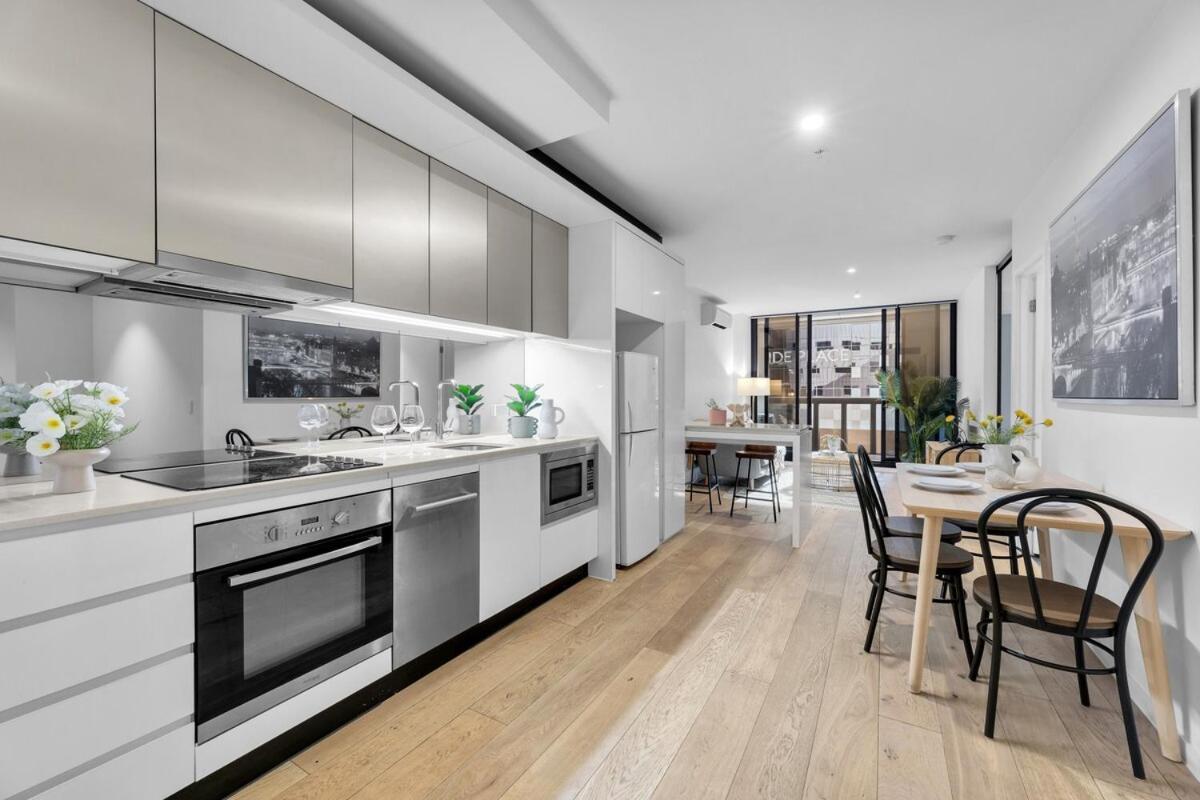 Apartment Stylish 2bed 2 Bath Pool & Gym Walk To Southern Cross Melbourne