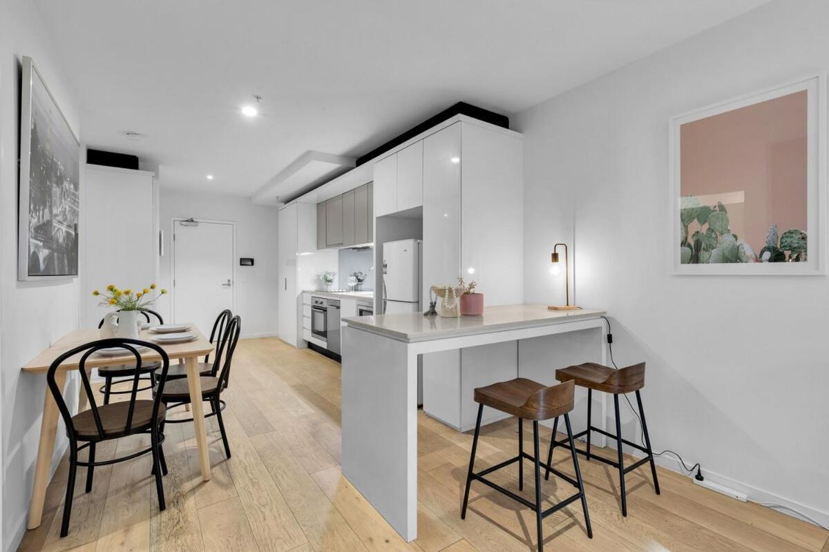 Apartment Stylish 2bed 2 Bath Pool & Gym Walk To Southern Cross Melbourne