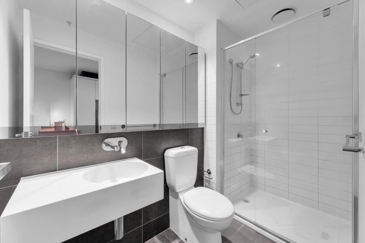 Stylish 2bed 2 Bath Pool & Gym Walk To Southern Cross Apartment Melbourne