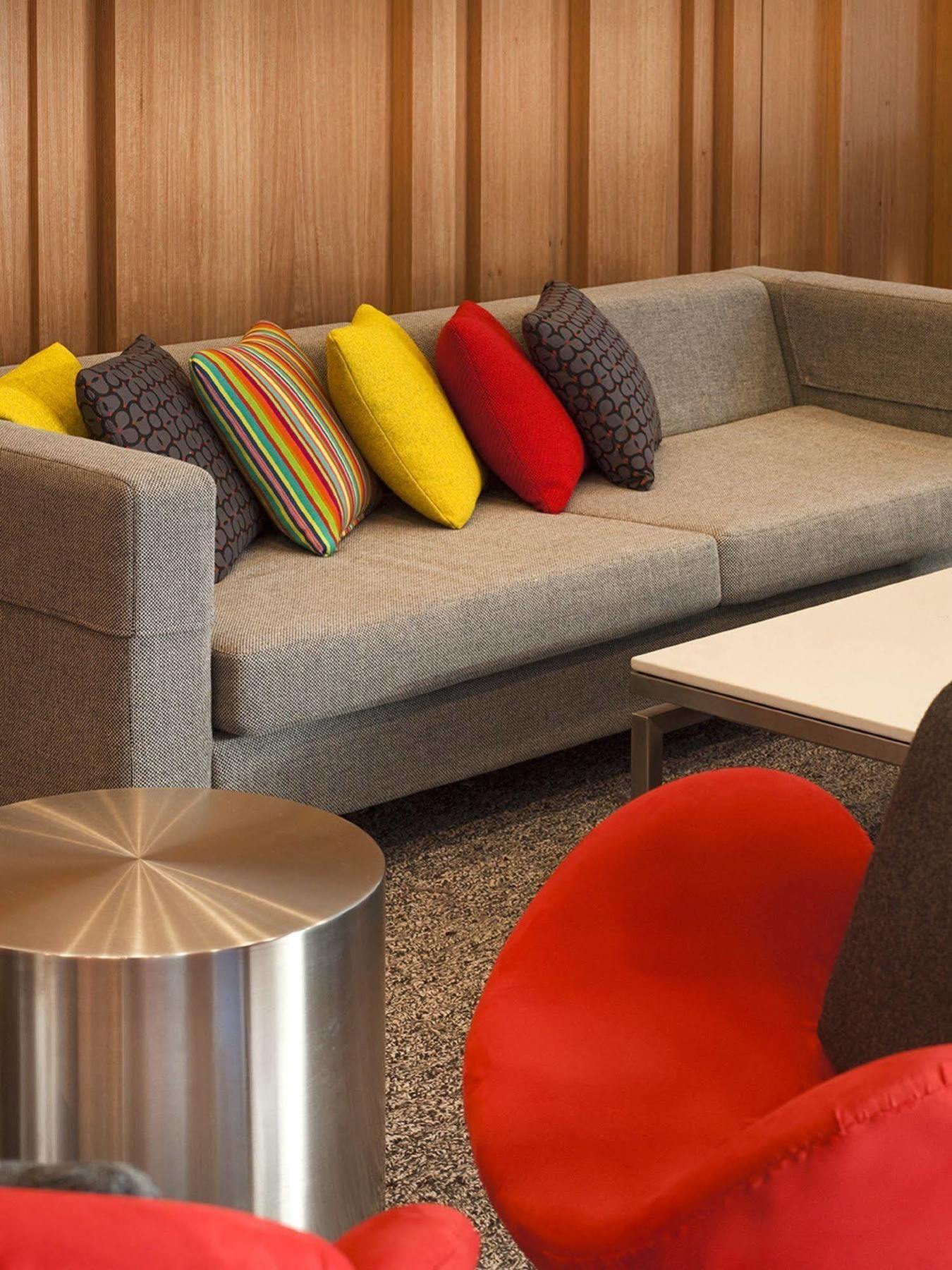 Travelodge Docklands Hotel 4*
