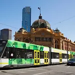 A Comfy & Central 2Br Apt Near Flinders Station