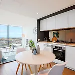 Kozyguru Docklands Luxury Water View Apt 1 Bed Vdo915