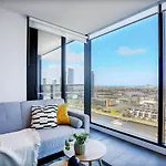 Kozyguru Docklands Luxury Water View Apt 1 Bed Vdo915