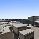 Luxe 3-Bed Apartment Near Lygon St Bars And Dining