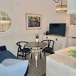 Stylish Private Studio, Close To Beach, Wifi, Parking