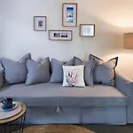 1 Bedroom Apt With Parking Stroll To Elwood Beach