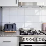 1 Bedroom Apt With Parking Stroll To Elwood Beach