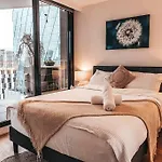Family Friendly Modern 2Br Apt, Harbour View, Free Parking, Wifi, Netflix, Pool & Gym