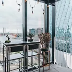 Family Friendly Modern 2Br Apt, Harbour View, Free Parking, Wifi, Netflix, Pool & Gym