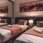 Family Friendly Modern 2Br Apt, Harbour View, Free Parking, Wifi, Netflix, Pool & Gym