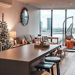 Family Friendly Modern 2Br Apt, Harbour View, Free Parking, Wifi, Netflix, Pool & Gym