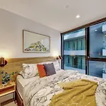 A Cozy & Stylish 2Br Apt Near Crown And Southern Cross