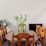Upstairs Studio Apartment With Street Access