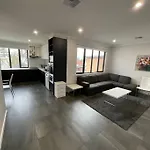 Spacious Modern Apartment - St Kilda East