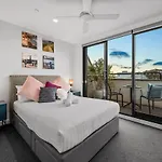 Staycentral - East Brunswick Penthouse With Study