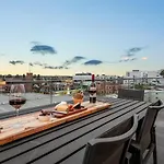 Staycentral - East Brunswick Penthouse With Study