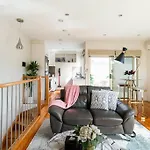 Design/Bright/Cosy Townhouse Between Airport &City