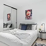 A Stylish 2Br Apt With Harbour Views Free Parking